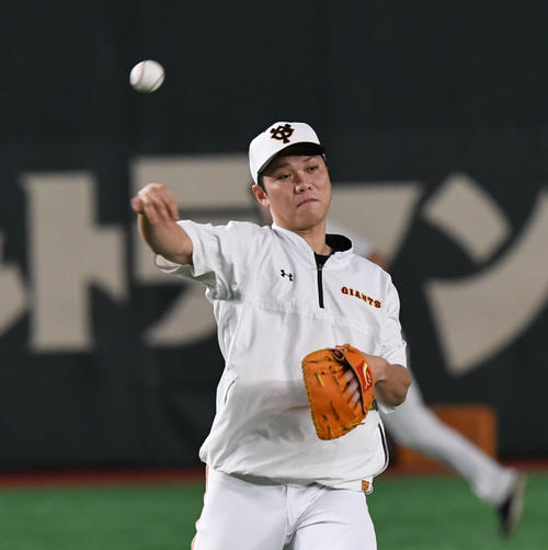 巨人対阪神　守備練習をする坂本勇人（撮影・奥田泰也）