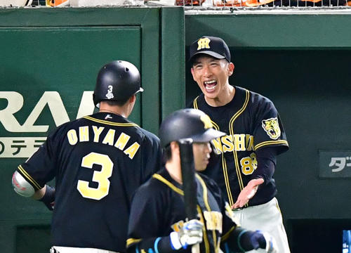 巨人対阪神　9回表阪神無死、勝ち越し本塁打を放った大山を出迎える矢野監督（撮影・清水貴仁）