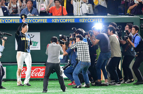 ファンにあいさつする決勝本塁打の大山悠輔（撮影・清水貴仁）