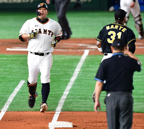 1回裏巨人2死一、二塁、一ゴロに倒れる阿部（撮影・清水貴仁）