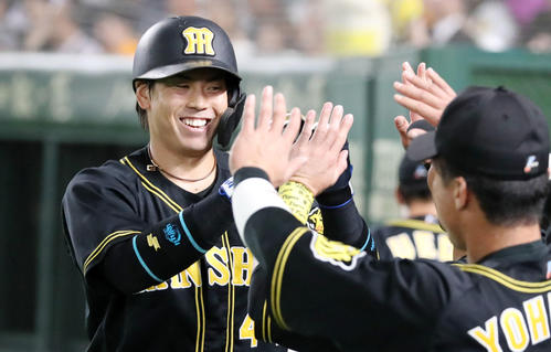 3回表阪神無死、梅野は左越え本塁打を放ち笑顔でベンチのナインとタッチする（撮影・加藤哉）