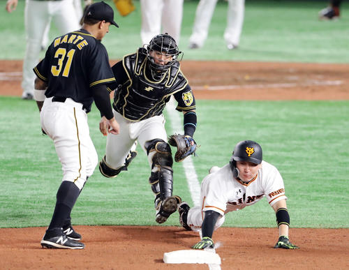 巨人対阪神　3回裏巨人1死満塁、岡本の逆転2点適時二塁打を本塁打と勘違いした一塁走者丸（中央）は三塁本塁間で挟まれるも、ヘッドスライディングで戻りセーフ（撮影・浅見桂子）