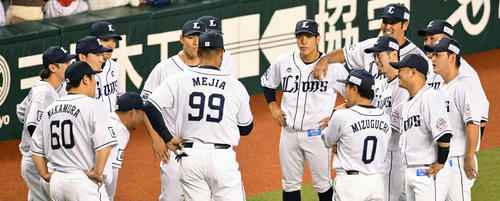 西武対ソフトバンク 試合前に西武メヒア(手前中央)の話に笑顔のナイン(撮影・滝沢徹郎)