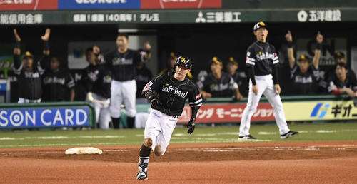 西武対ソフトバンク 4回表ソフトバンク1死二塁、右越え2点本塁打を放つ牧原(撮影・鈴木みどり)