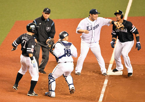 西武対ソフトバンク 5回表ソフトバンク1死二、三塁、三走の中村晃(左)は挟殺となる。捕手森(撮影・滝沢徹郎)