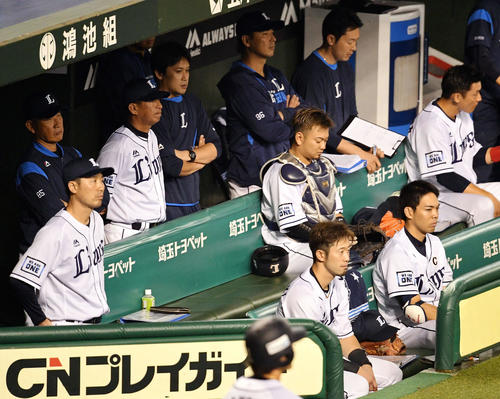 西武対ソフトバンク 7回裏、厳しい表情で戦況を見つめる秋山(右から2人目)ら西武ナイン(撮影・滝沢徹郎)