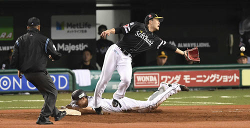 西武対ソフトバンク 8回裏西武2死、内野安打を放ち一塁へヘッドスライディングする源田。一塁カバーは投手千賀(撮影・鈴木みどり)