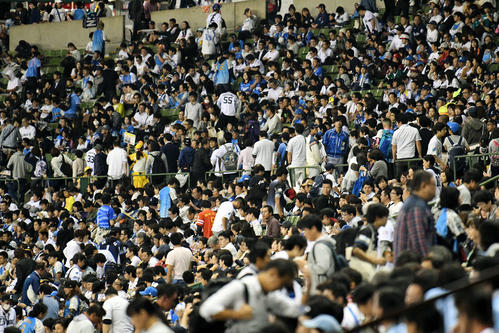 西武対ソフトバンク 試合終了前に帰路につく西武ファン(撮影・滝沢徹郎)
