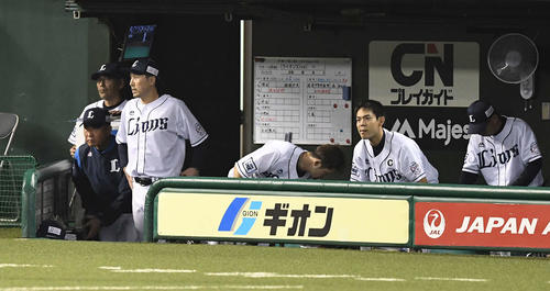 西武対ソフトバンク ソフトバンクに3連敗し、ベンチでぼうぜんとする西武辻監督(左手前)(撮影・鈴木みどり)
