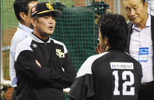 前日、顎の付近を負傷した高谷に傷口を見ながら話をする工藤監督（撮影・今浪浩三）