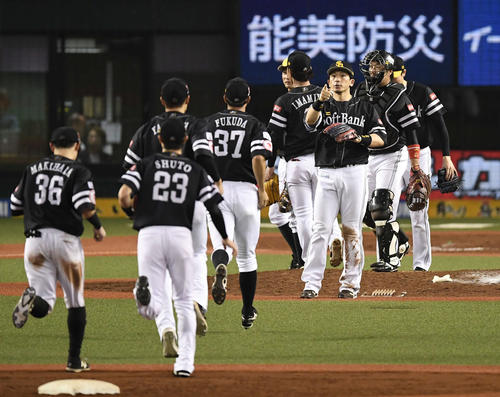 西武対ソフトバンク 西武に3連勝し、ハイタッチするソフトバンクナイン(撮影・鈴木みどり)