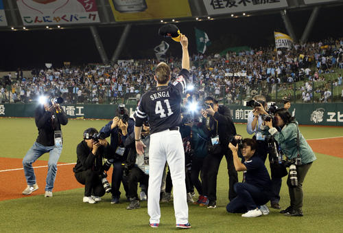 西武対ソフトバンク　試合後、ファンの声援に応える千賀（撮影・栗木一考）
