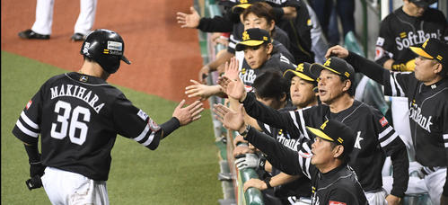 1回表ソフトバンク2死一、二塁、中村晃の先制の適時打で生還した牧原を迎える工藤監督らナイン（撮影・今浪浩三）