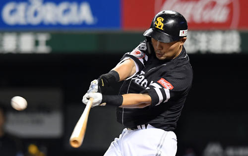 西武対ソフトバンク　1回表ソフトバンク2死一、二塁、先制の中前適時打を放つ中村晃（撮影・たえ見朱実）