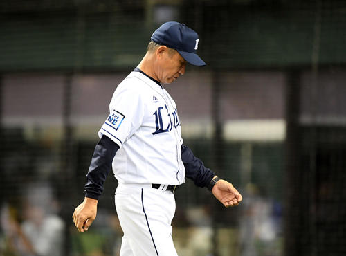 西武対ソフトバンク　3回表、先発今井の交代を告げベンチに戻る西武辻監督（撮影・玅見朱実）