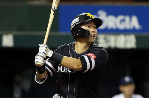 西武対ソフトバンク　3回表ソフトバンク無死二塁、中村晃は右越え2点本塁打を放つ（撮影・栗木一考）