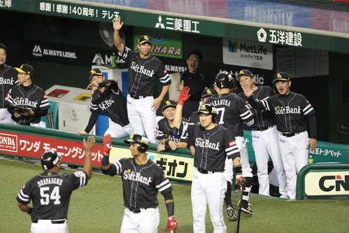 西武対ソフトバンク　3回表ソフトバンク無死二塁、右越え2点本塁打を放った中村晃を出迎える工藤監督（右）らナイン（撮影・梅根麻紀）