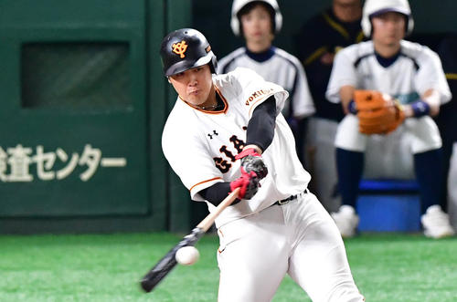 3回裏巨人1死満塁、中越えフェンス直撃の逆転2点適時二塁打を放つ岡本（撮影・清水貴仁）