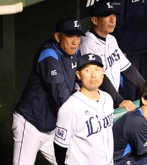 西武対ソフトバンク　8回裏の攻撃を厳しい表情で見つめる西武辻監督（左）（撮影・滝沢徹郎）