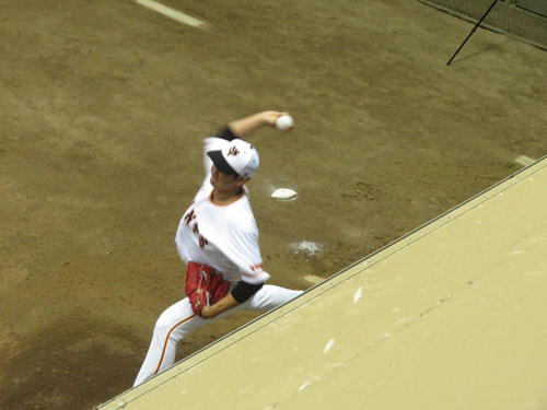ジャイアンツ球場の室内ブルペンで投球する巨人菅野（撮影・久保賢吾）