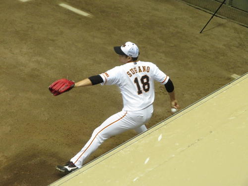 ジャイアンツ球場の室内ブルペンで投球する巨人菅野（撮影・久保賢吾）