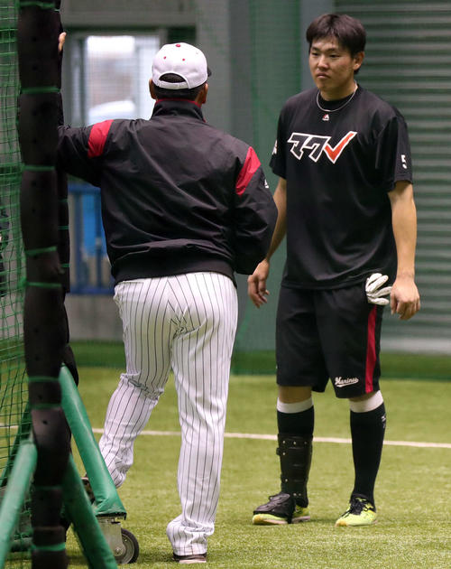 居残り特打後に井口監督から声を掛けられるロッテ安田（右）（2018年3月16日撮影）