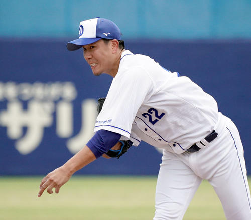 プレミア12大会公式球を使用し、シート打撃に登板した大野雄大（撮影・森本幸一）