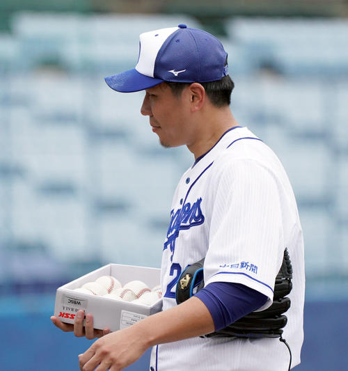 プレミア12大会公式球を手に引き上げる大野雄大（撮影・森本幸一）