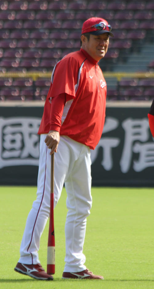 マツダスタジアムで行われている秋季練習を見守る佐々岡監督