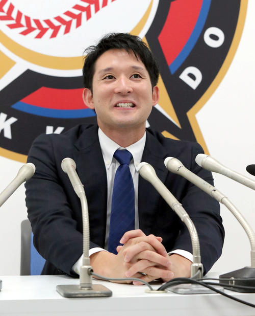 FA権を行使せず残留を表明し笑顔で会見に臨む日本ハム杉谷（撮影・佐藤翔太）