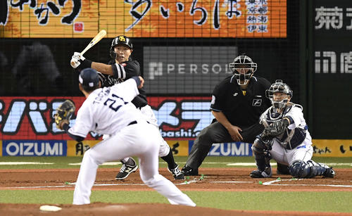 西武対ソフトバンク　1回表ソフトバンク2死一、二塁、先制の中前適時打を放つ中村晃。投手十亀（撮影・鈴木みどり）