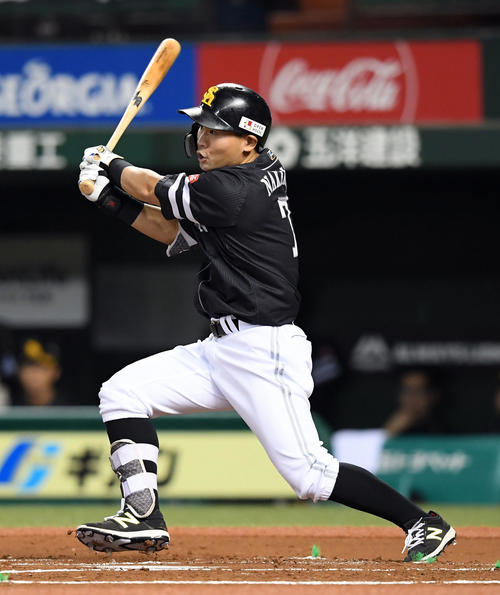 西武対ソフトバンク　1回表ソフトバンク2死一、二塁、先制の中前適時打を放つ中村晃（撮影・たえ見朱実）