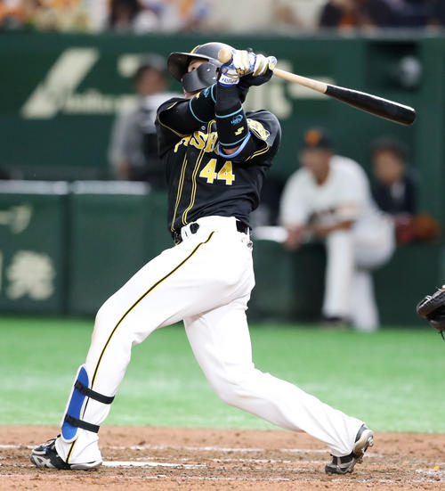 巨人対阪神　3回表阪神無死、梅野は左越え本塁打を放つ（撮影・加藤哉）