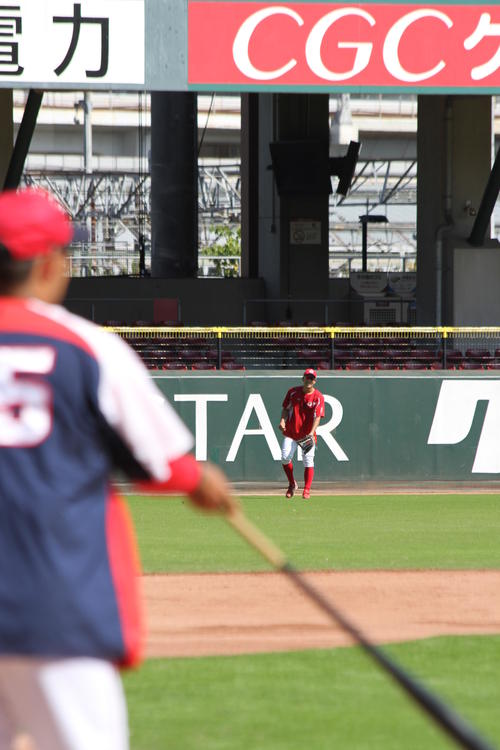 マツダスタジアムで外野特守を行った安部友裕内野手（奥）。手前は広瀬純外野守備走塁コーチ