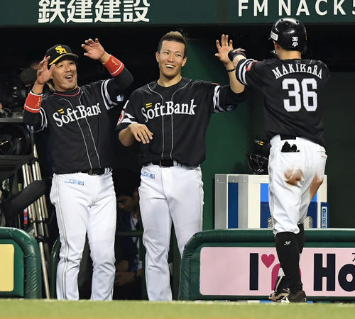 西武対ソフトバンク　4回表ソフトバンク1死二塁、右中間に2点本塁打を放った牧原大成を迎える千賀滉大と高谷（撮影・たえ見朱実）