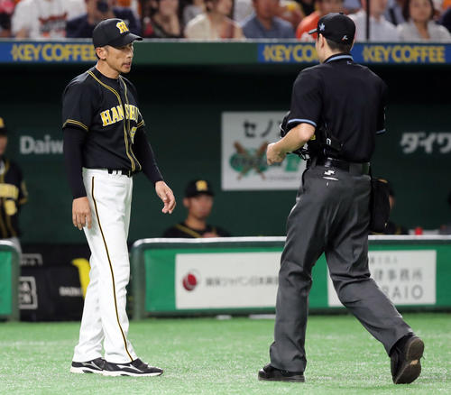 巨人対阪神　3回表阪神1死一、三塁、投手交代を告げる矢野監督（撮影・垰建太）