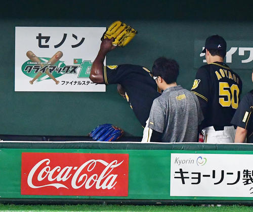 巨人対阪神　3回に登板も巨人に逆転を許しベンチでグラブをたたきつけるオネルキ・ガルシア（撮影・清水貴仁）
