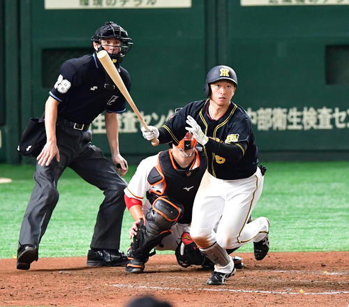 巨人対阪神　5回表阪神2死満塁、右翼線へ走者一掃の三塁打を放つ近本（撮影・清水貴仁）