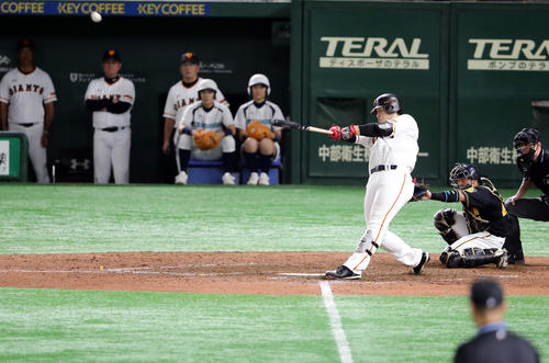 巨人対阪神　5回裏巨人無死一塁、岡本は同点2点本塁打を放つ（撮影・浅見桂子）