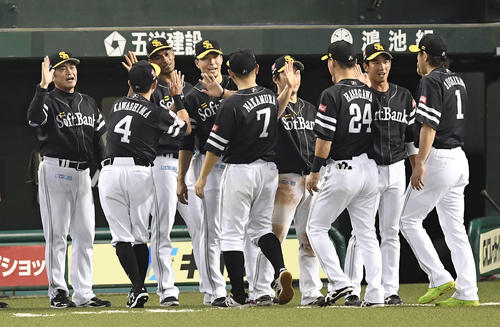 西武対ソフトバンク　西武に3連勝し、ナインを笑顔で迎えるソフトバンク工藤監督（左）と千賀（中央）（撮影・鈴木みどり）
