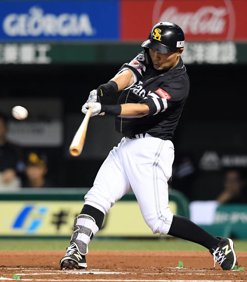 西武対ソフトバンク　1回表ソフトバンク2死一、二塁、先制の中前適時打を放つ中村晃（撮影・たえ見朱実）