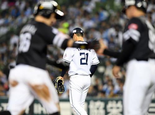 西武対ソフトバンク　4回表ソフトバンク1死二塁、牧原に2点本塁打を浴び5－0とされた十亀（撮影・たえ見朱実）
