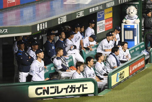 西武対ソフトバンク　9回裏の攻撃を見守る辻発彦監督ら西武ナイン（撮影・今浪浩三）