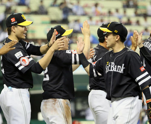 勝利し牧原（右）らナインを出迎える千賀（左）（撮影・栗木一考）