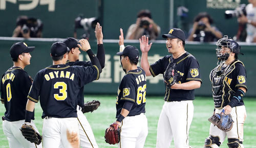 9回裏巨人の攻撃をピシャリと抑え笑顔でナインとハイタッチする藤川（右から2人目）ら阪神ナイン（撮影・浅見桂子）