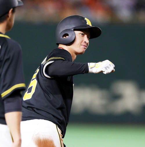 5回表阪神2死満塁、近本は右線適時三塁打を放つ（撮影・加藤哉）