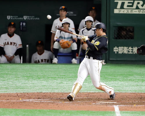 巨人対阪神　5回表阪神無死満塁、高山は右適時打を放つ（撮影・浅見桂子）