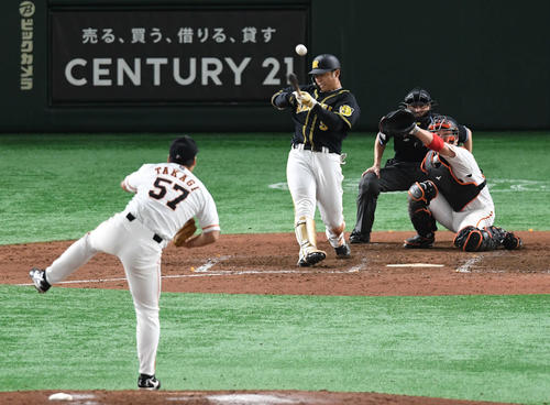 巨人対阪神　5回表阪神無死満塁、高山は右前に適時打を放つ。投手高木（撮影・山崎安昭）