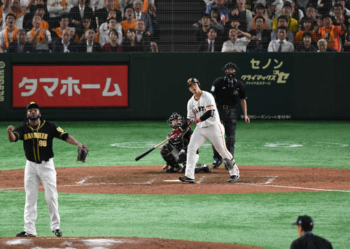巨人対阪神　6回裏巨人無死一塁、岡本は中越え2点本塁打を放つ。投手ドリス（撮影・山崎安昭）