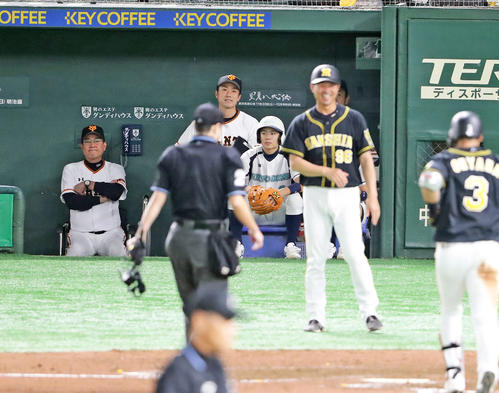 9回表阪神無死、大山（手前右）に右中間勝ち越しソロ本塁打を許し、険しい表情で腕組みする原監督（左奥）（撮影・浅見桂子）